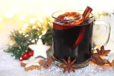 Glühwein wird aus Rotwein gemacht und den kaufen Sie am besten beim Weinversand VInatis.