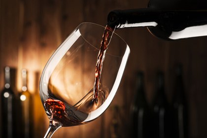 Ein Glas Wein entspannend am Abend trinken und den Tag ausklingen lassen.