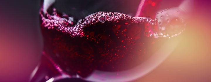 Geringere Ernte für den Beaujolais Primeur 2021 Glas Rotwein